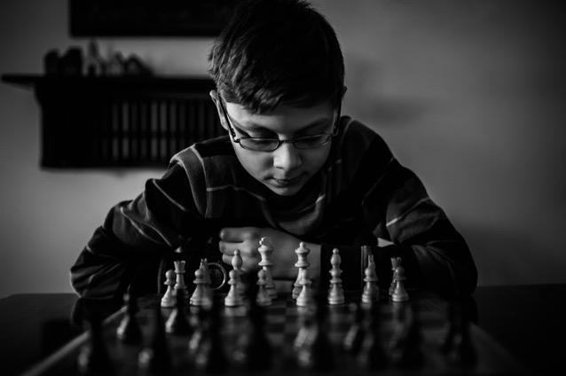 Мальчик, играющий в шахматы