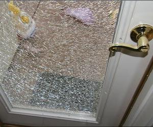 разбили стекло в двери