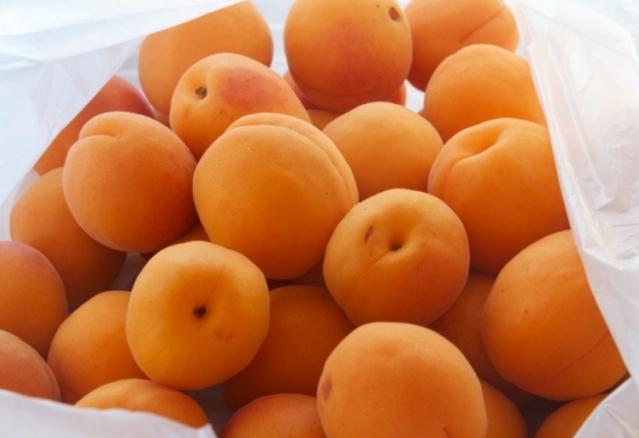 абрикосовое варенье с абрикосовыми косточками