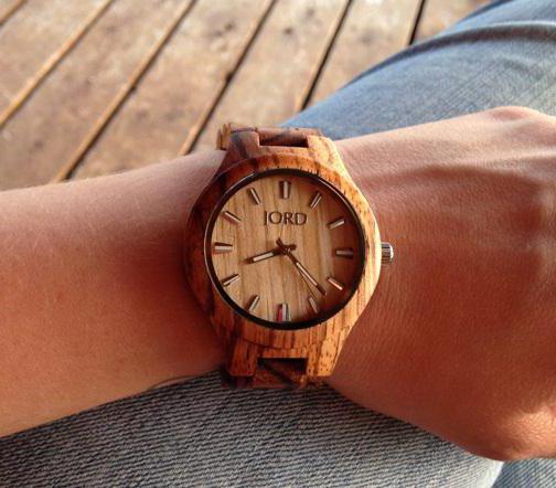 наручные часы в деревянном корпусе