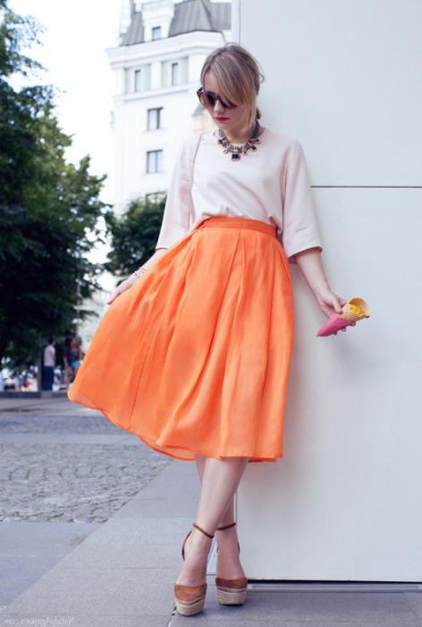 оранжевая юбка с чем носить
