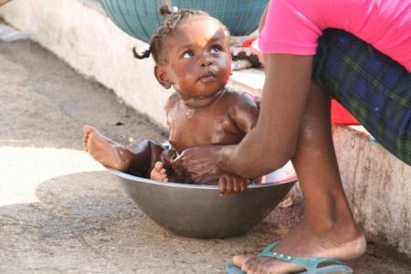 How to wash a newborn girl