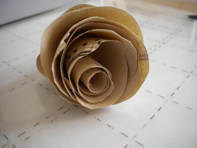 Как делать розу из салфетки?