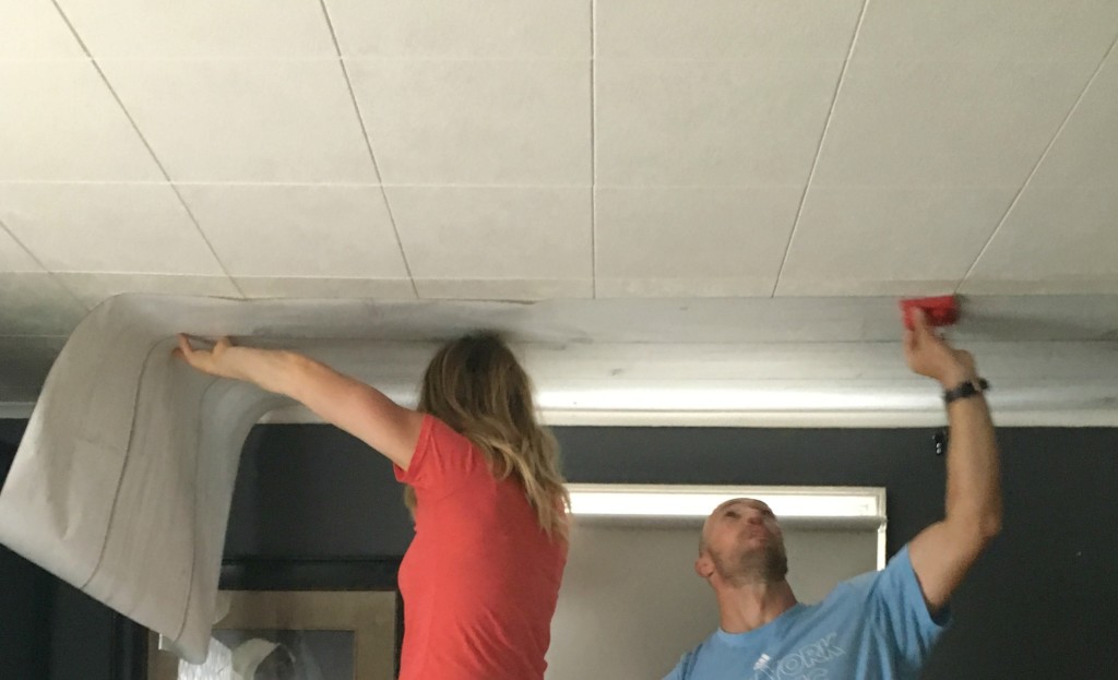 Как снять обои с потолка