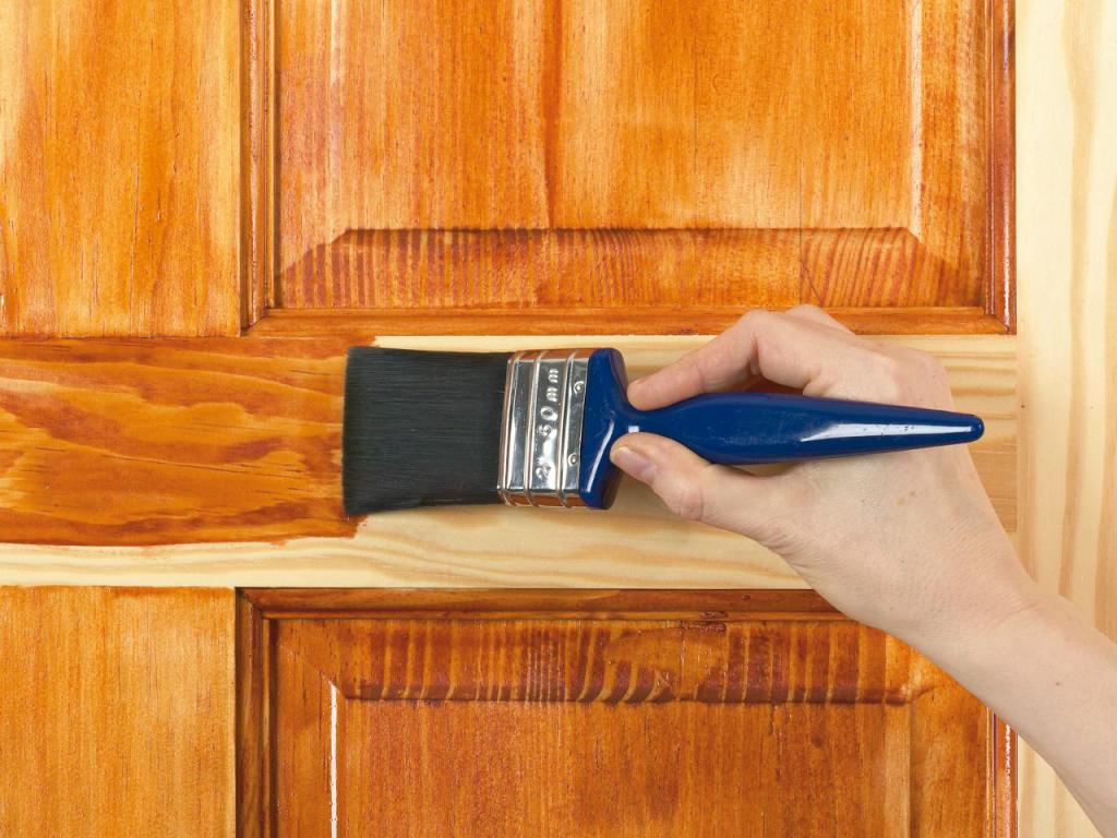 Лак для дверей: выбор и правила нанесения. Как обновить деревянные двери