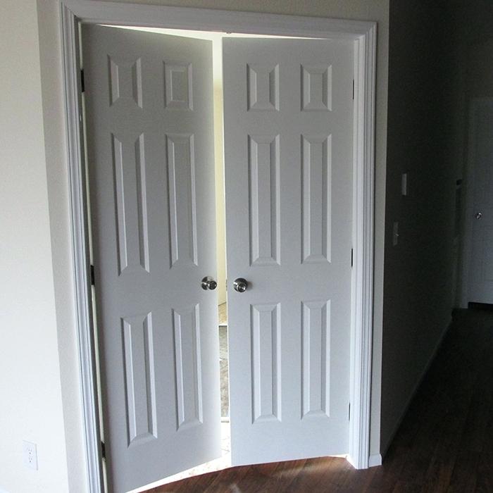 Куда открываются двери в квартире. Двухстворчатые двери. Распашные двери межкомнатные. Двухстворчатые двери межкомнатные открывание. Двери в спальню двухстворчатые.