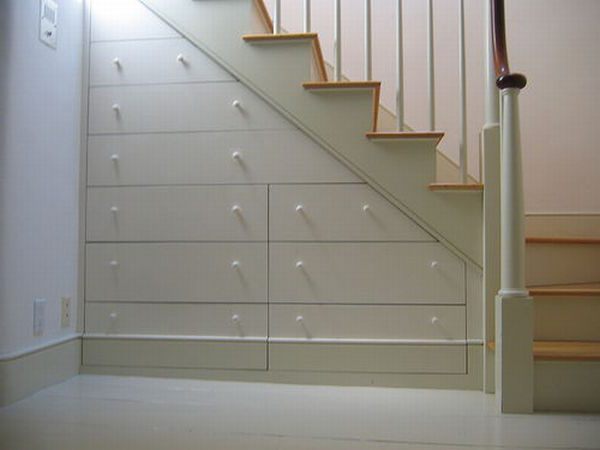 встроенный шкаф под лестницей 
