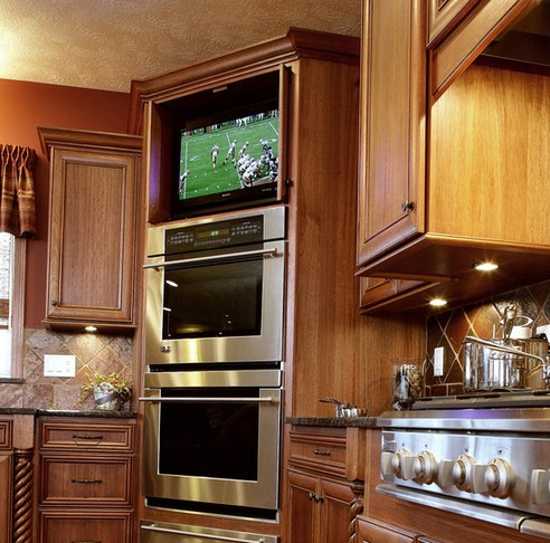 Куда повесить телевизор на кухне? Фото лучших идей