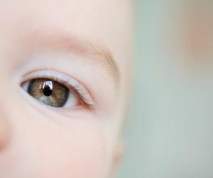 какого цвета глаза у новорожденных