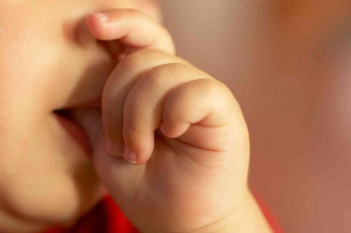 как отучить ребенка сосать пальцы