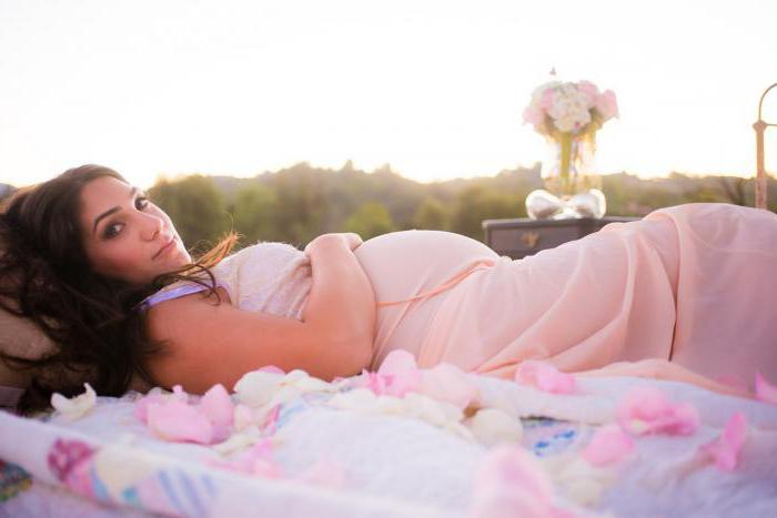 pregnant in nature photo shoot ideas