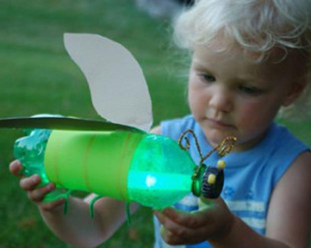 decoration of the garden from plastic bottles