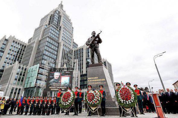 памятник калашникову в москве когда установят