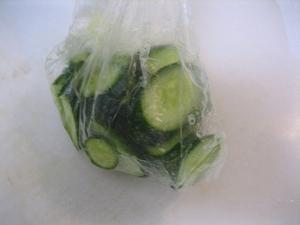 Cooking salted cucumbers in a bag