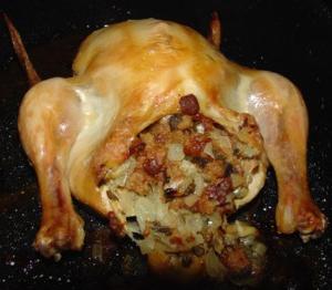 Курица, фаршированная картошкой в духовке