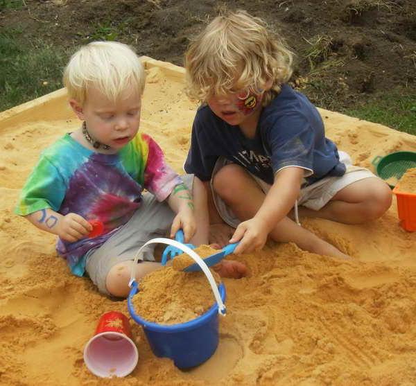 Как сделать песочницу своими руками из досок для детей по шагово фото и видео