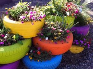 Клумбы из колесных шин для сада и огорода своими руками фото