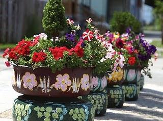 do-it-yourself flower bed made of wheels