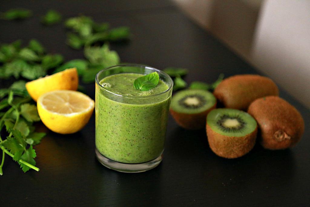 Fat Burning Drink with Kiwi, Lemon and Herbs