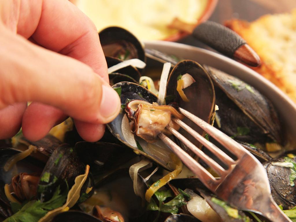 Mussels in oil: benefits and harms