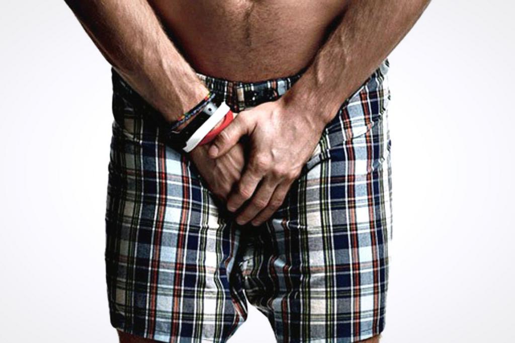 Боль в яичках у мужчин лечение. Мужской половой орган. Мужчина прикрывает пах рукой.