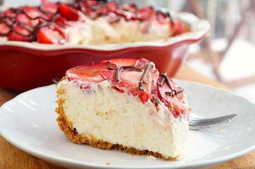 layer cake with strawberries