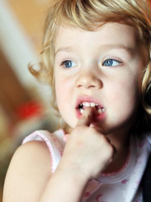 the child bites his nails how to wean