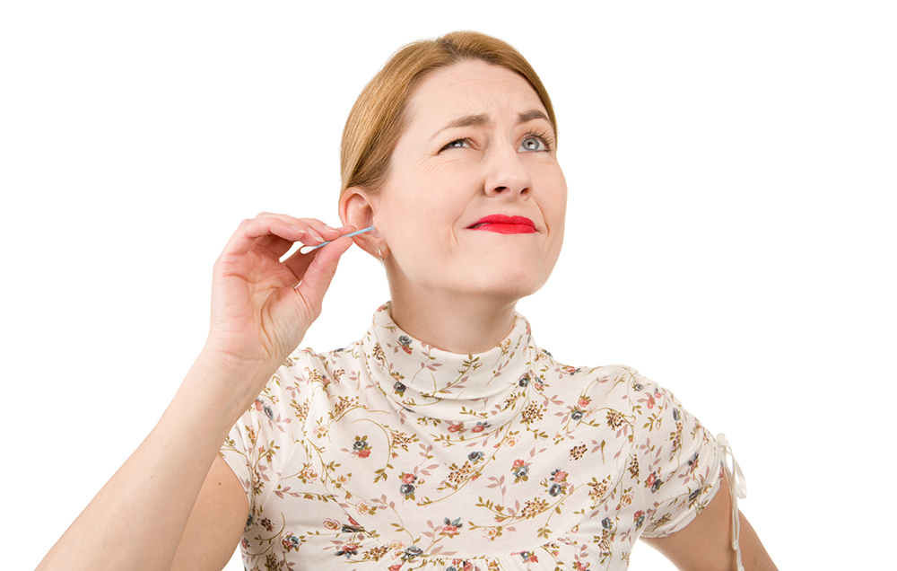 Как правильно почистить уши от серы?