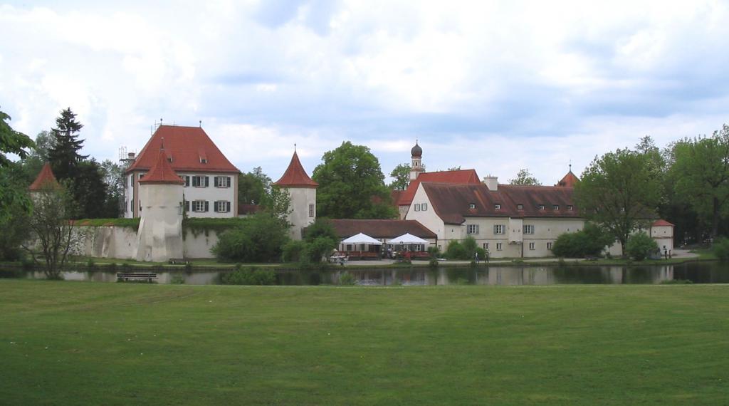 замок шлосс-блютенбург
