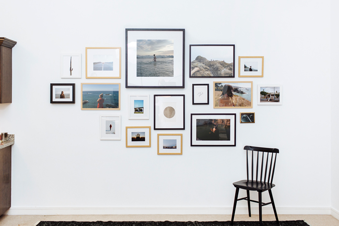 Как красиво повесить фотографии на стену: необходимые материалы, выбор места, интересные идеи, фото