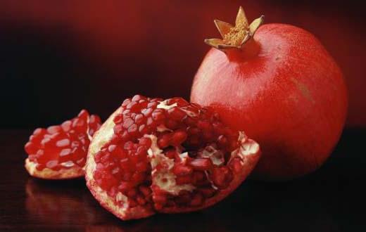 Is it possible to eat pomegranate seeds