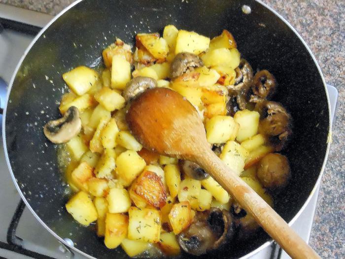 картошка на сковороде с грибами