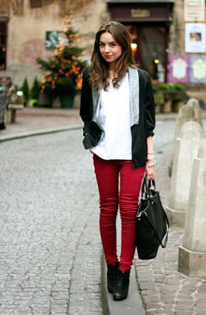 what to wear with red jeans