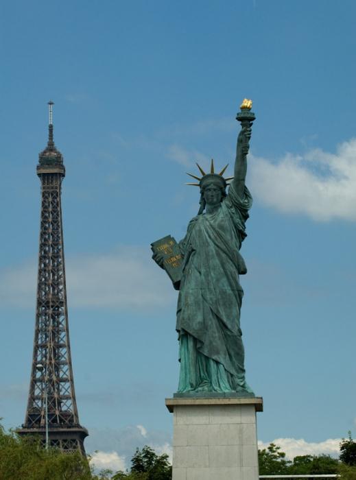 статуя свободы в париже