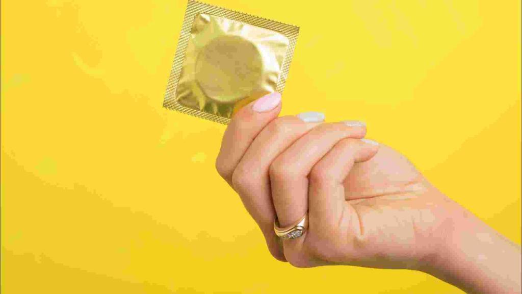 презерватив в руке