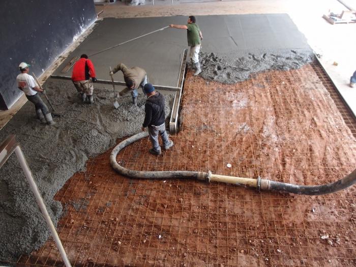 Как сделать бетонный пол своими руками: порядок проведения работ