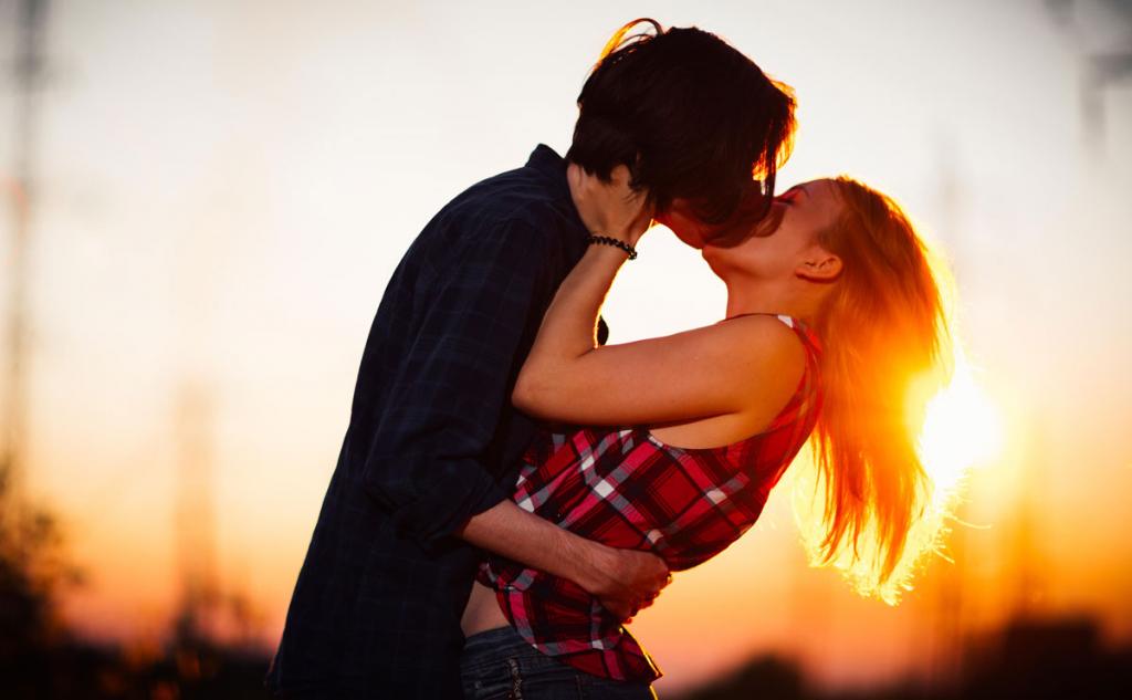 Как понять, что девушка хочет поцелуя: интерпретация языка тела