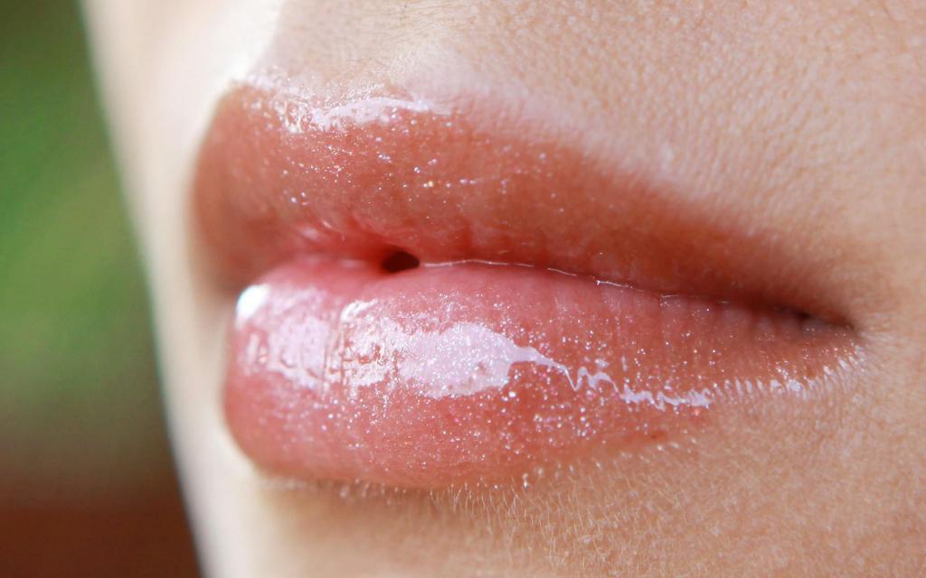 Как понять, что девушка хочет поцелуя: интерпретация языка тела
