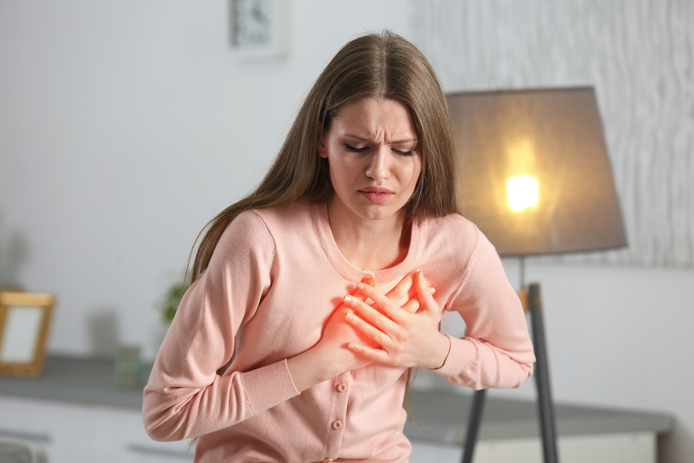 Боль в груди отдает в руку: причины, возможные проблемы и лечение