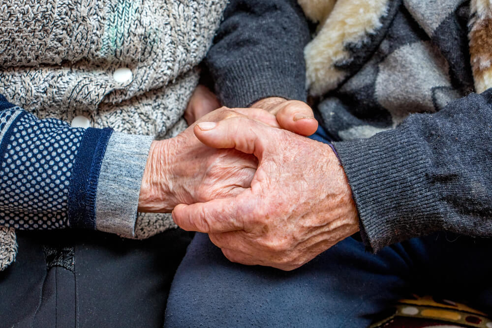 Дедушка и бабушка держатся за руки
