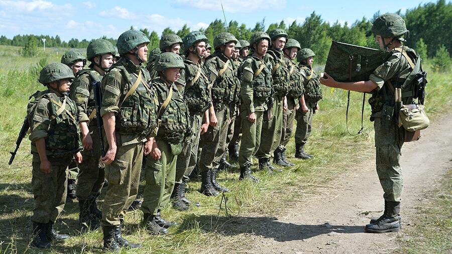 Командир в армии. Взвод солдат. Построение военнослужащих. Построение солдат.