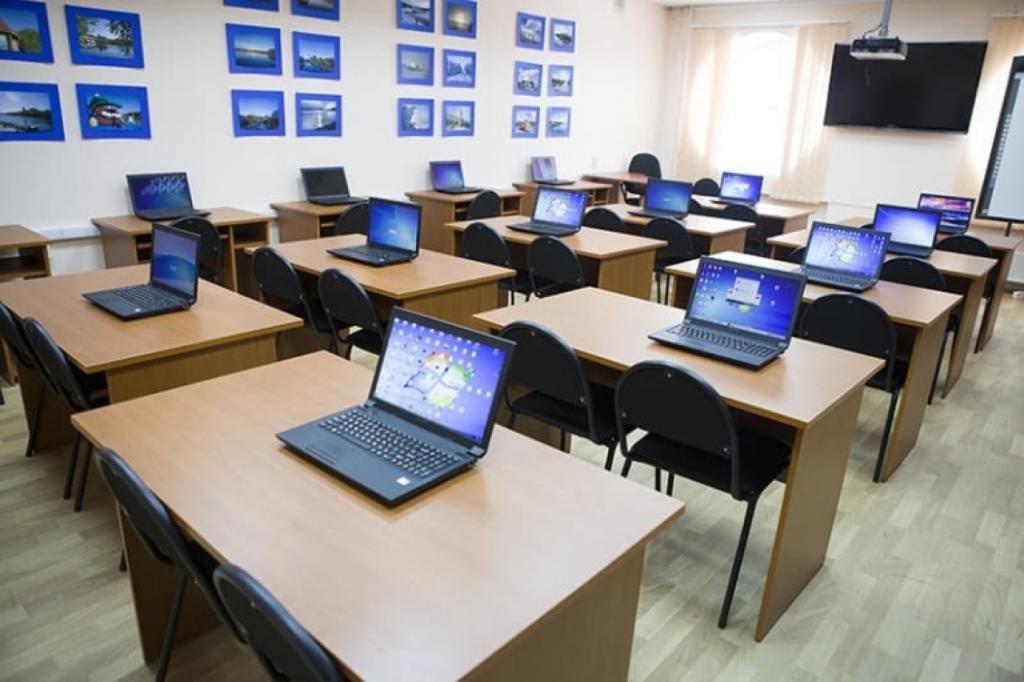 В классе установили новый компьютер. Компьютерный класс в школе. Кабинет информатики в школе. Современные компьютерные классы. Современный компьютерный класс.