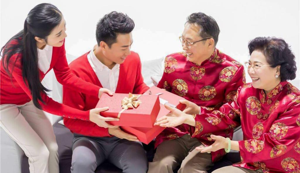 Китайская семья дарит подарки