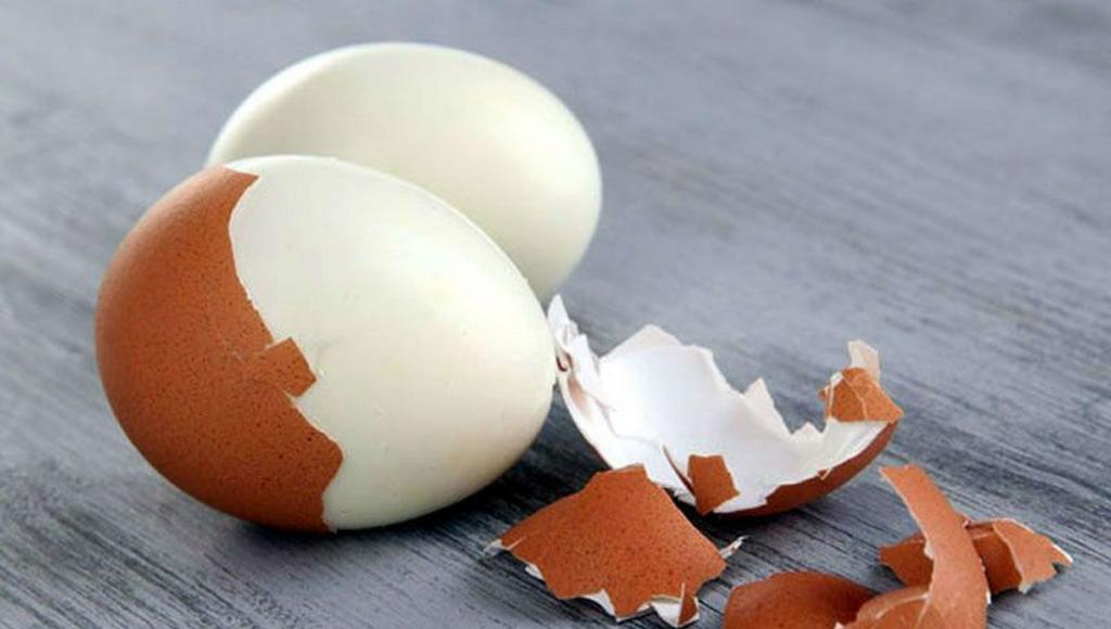Крошка яйцо. Яйца очищенные. Скорлупа от яиц. Яйцо вареное очищенное. Яйцо вареное в скорлупе.