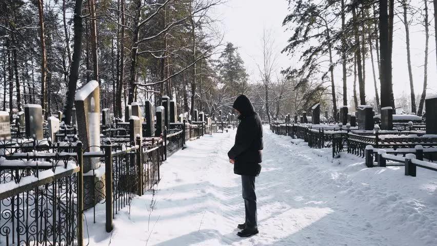 На годовщину ходите на кладбище. Кладбище зимой. Могила зима. Люди на кладбище зимой. Кладбище Москвы зимой.