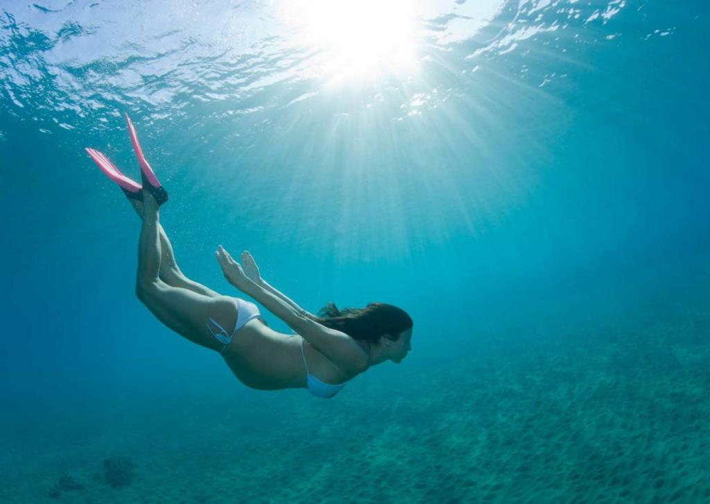 Девушка плавает под водой