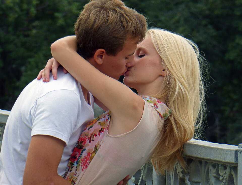 Первый поцелуй парня и девушки