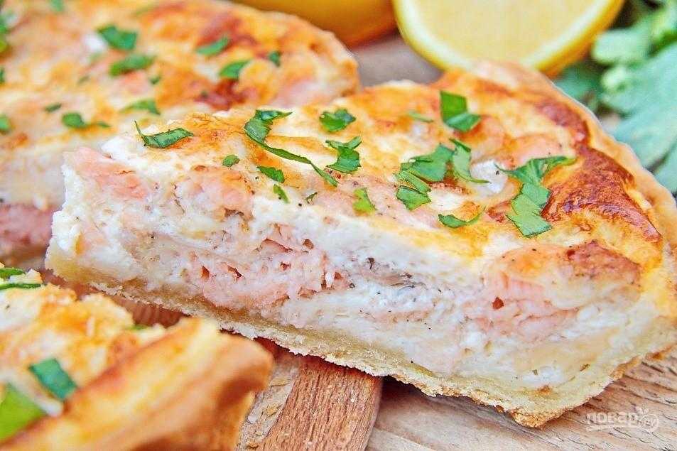 Слоеный пирог с лососем и сыром