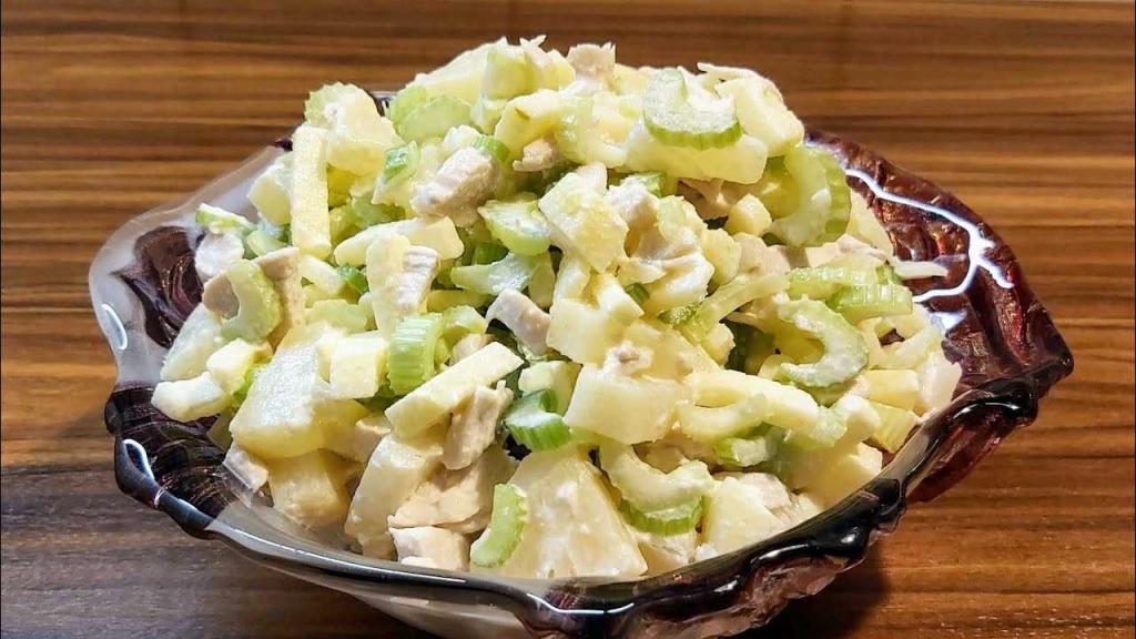 Изысканный салат из сельдерея, ананаса и куриной грудки