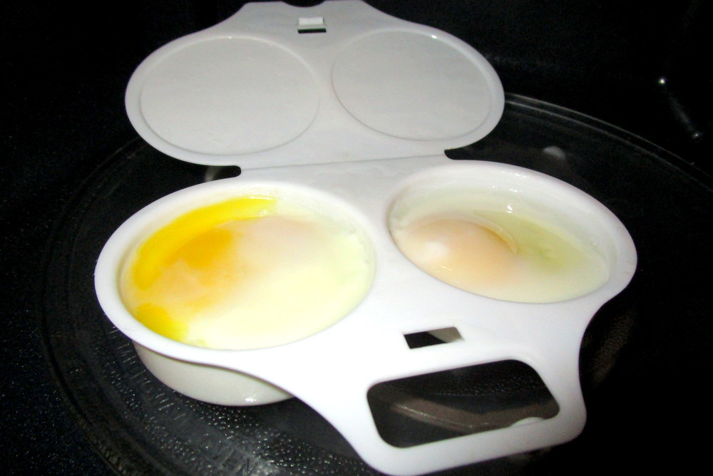 Можно варить яйца в микроволновке